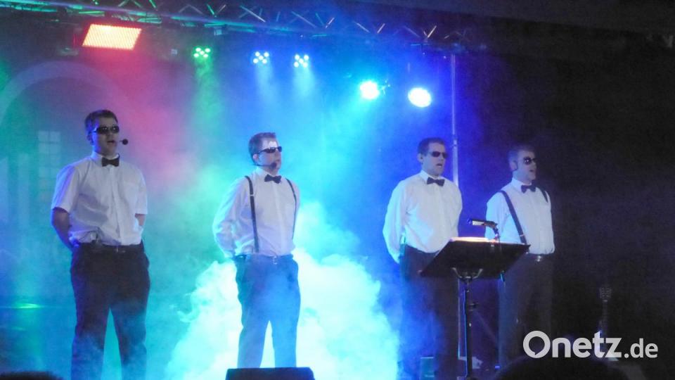 "Bertomijo" liefert in der Stadthalle in Neustadt einen mitreißenden Auftritt ab. Alles ist perfekt: das Programm, die Bühnenbeleuchtung, die glasklaren Stimmen, die parodistischen Einlagen, die Stimmung - nur mehr Publikum hätte die Truppe verdient gehabt. Bild: fsb