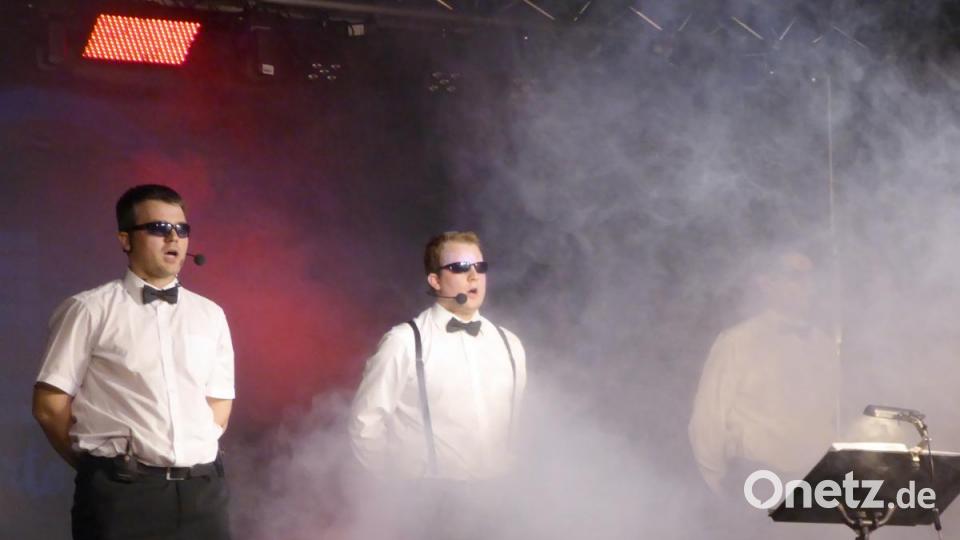 "Bertomijo" liefert in der Stadthalle in Neustadt einen mitreißenden Auftritt ab. Alles ist perfekt: das Programm, die Bühnenbeleuchtung, die glasklaren Stimmen, die parodistischen Einlagen, die Stimmung - nur mehr Publikum hätte die Truppe verdient gehabt. Bild: fsb