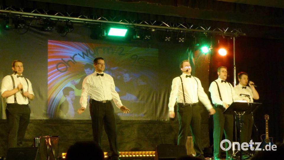 "Bertomijo" liefert in der Stadthalle in Neustadt einen mitreißenden Auftritt ab. Alles ist perfekt: das Programm, die Bühnenbeleuchtung, die glasklaren Stimmen, die parodistischen Einlagen, die Stimmung - nur mehr Publikum hätte die Truppe verdient gehabt. Aber die Besucher, die da waren, sind vollends begeistert. Bild: fsb