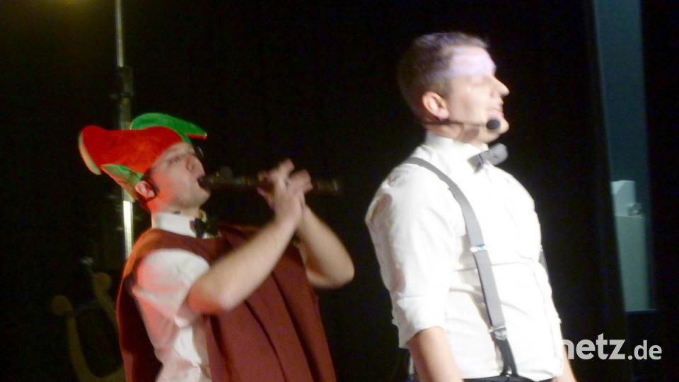 "Bertomijo" liefert in der Stadthalle in Neustadt einen mitreißenden Auftritt ab. Alles ist perfekt: das Programm, die Bühnenbeleuchtung, die glasklaren Stimmen, die parodistischen Einlagen, die Stimmung - nur mehr Publikum hätte die Truppe verdient gehabt. Bild: fsb