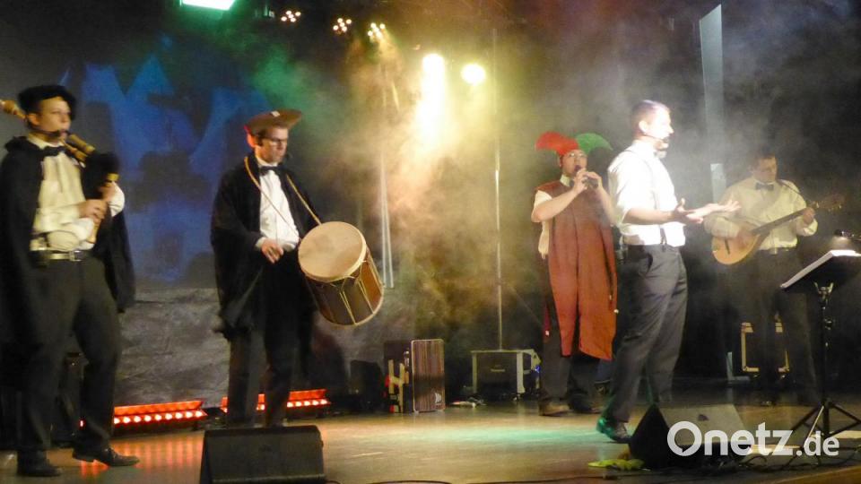 "Bertomijo" liefert in der Stadthalle in Neustadt einen mitreißenden Auftritt ab. Alles ist perfekt: das Programm, die Bühnenbeleuchtung, die glasklaren Stimmen, die parodistischen Einlagen, die Stimmung - nur mehr Publikum hätte die Truppe verdient gehabt. Bild: fsb