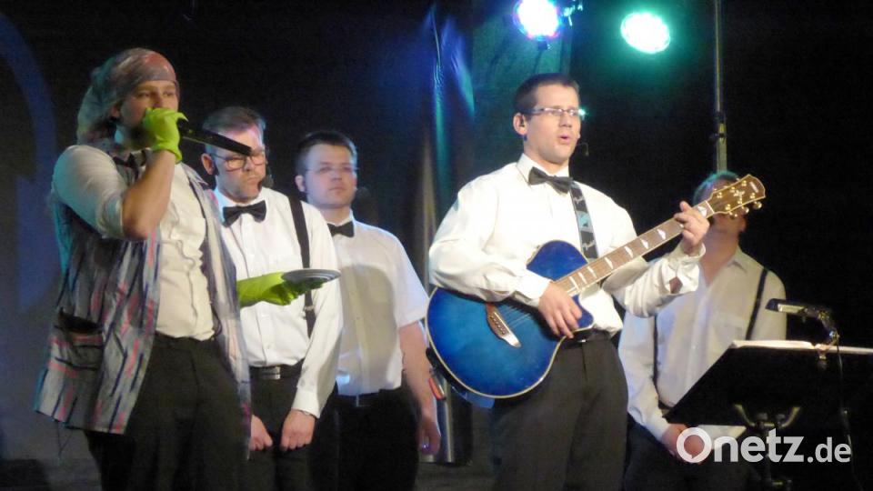 "Bertomijo" liefert in der Stadthalle in Neustadt einen mitreißenden Auftritt ab. Alles ist perfekt: das Programm, die Bühnenbeleuchtung, die glasklaren Stimmen, die parodistischen Einlagen, die Stimmung - nur mehr Publikum hätte die Truppe verdient gehabt. Bild: fsb