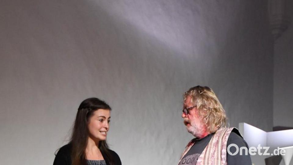 Barbara (Maria Bruckner) klärt Eddi (Walter Bauer) ruppig über die Zuständigkeiten bzgl. der Hausordnung auf. Bild: Freya Stöckl