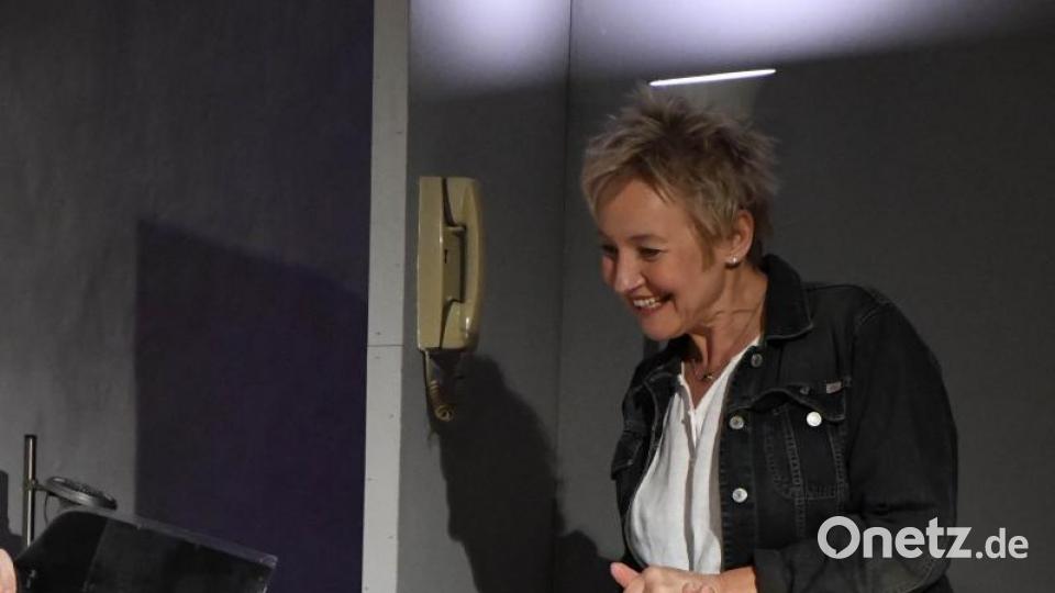 Anne kümmert sich fürsorglich um den an den Bandscheiben verletzten Thorsten. Bild: Freya Stöckl