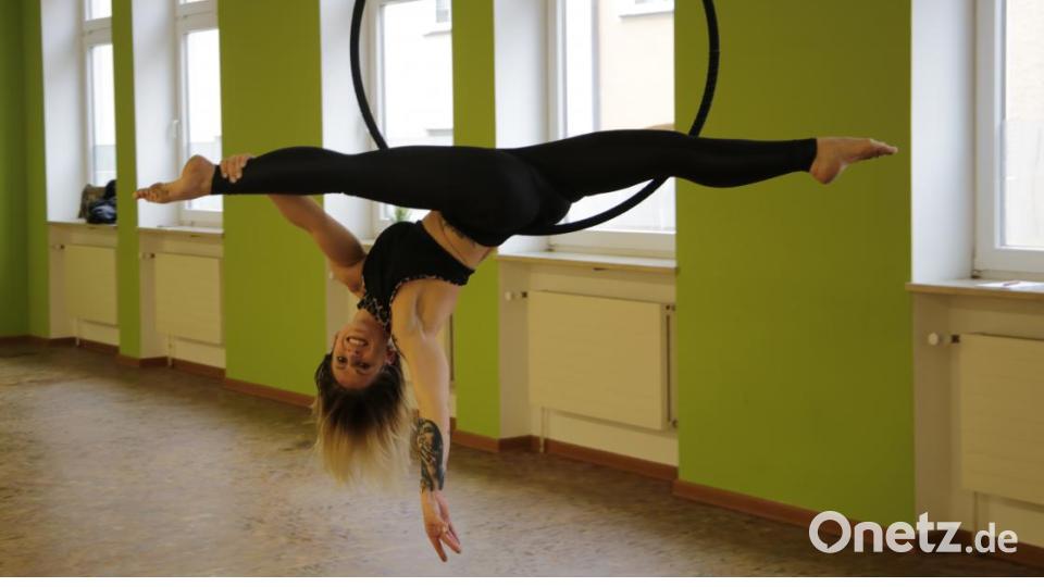 Carina Obermeier gibt einen Einblick in ihr Können am „Hoop“. Bild: olr