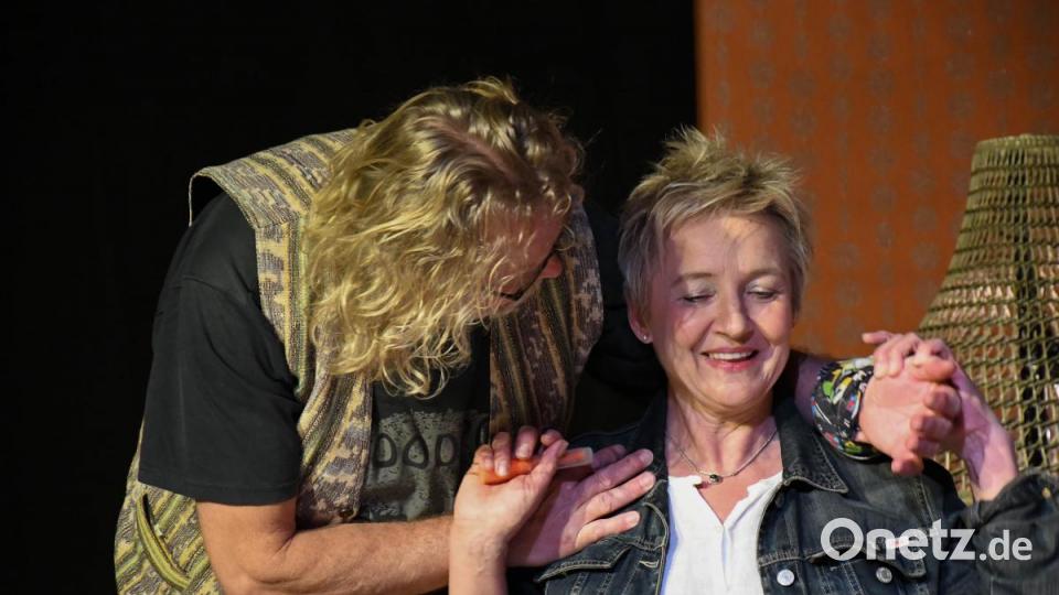 "Alte Liebe rostet nicht" - nach diesem Motto startet Eddi bei Anne (Renate Gresser) einen eindeutigen Annäherungsversuch. Bild: Freya Stöckl