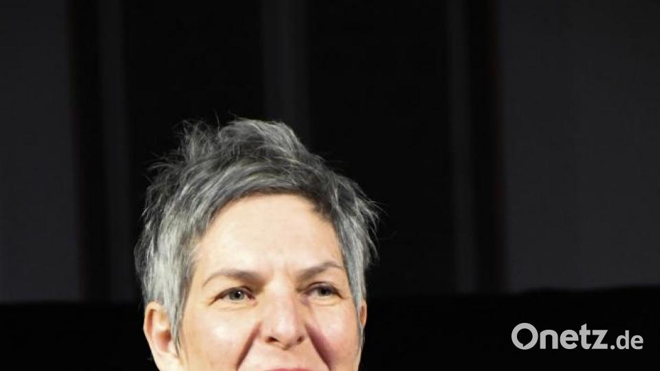Sichtlich ergriffen nimmt Regisseurin Marlene Thimet mit ihren Schauspielern gerne den minutenlangen Applaus des Publikums entgegen. Bild: Freya Stöckl