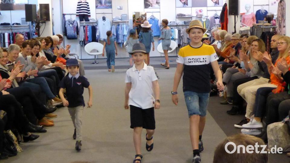 Cool mit Hut: Auch die jüngsten Models fühlen sich auf dem Laufsteg sichtlich wohl. Bild: fsb