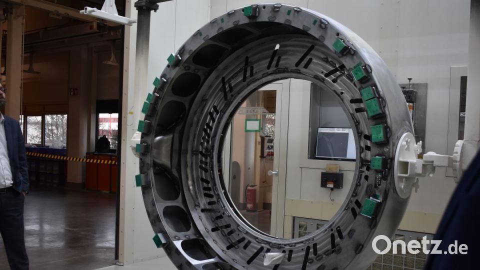 In verschiedenen Kabinen bekommen die Komponenten, die für Medizintechnik wie Computertomographen verwendet werden, ihren neuen Farbmantel. An der Aufhängung sind Sensoren verbaut, die mit der intelligenten Steuerung der Anlage verbunden sind. Bild: lue