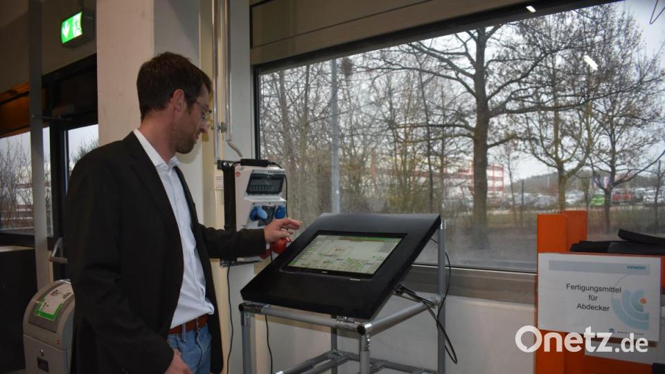 Über ein bewegliches Tablet kann ein Mitarbeiter jeden Arbeitsschritt in der Lackieranlage vor Ort beobachten und, wenn nötig, bearbeiten. Bild: lue