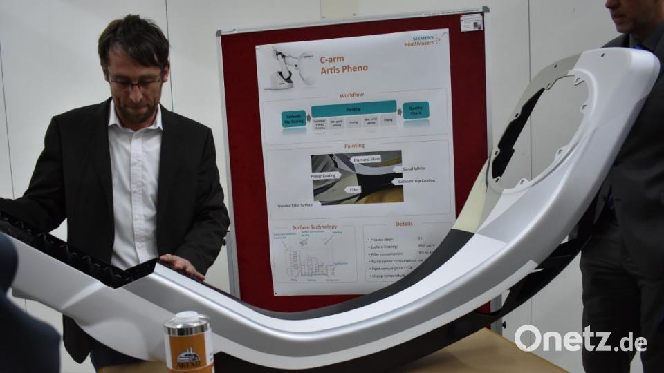 Vier Mal muss ein C-Arm eines Röntgengeräts durch die Lackiererei, weil verschiedene Schichten auf das Teil aufgetragen werden. In einem Schritt wird der Inhalt einer Dose Spachtelmasse verbraucht. Bild: lue