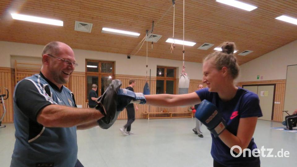 Auch die 22-jährige Verena Konz haut kräftig drauf. In der Abwehr stellt ihr Gerhard Streibel die mit &quot;Pratzen&quot; geschützten Hände entgegen. Bild: ubb