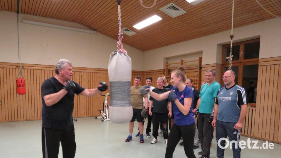 Anschaulich erläutert Willi Dietz, hier mit Assistentin Verena Konz, die erforderliche Technik beim Boxen. Bild: ubb