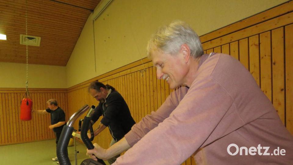 Wer nicht mit Boxen an der Reihe ist, strampelt sich auf den Fitnessgeräten durch das Trainingsprogramm, das jeder selbst gestalten kann. Bild: ubb