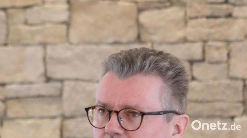 Bürgermeister Michael Göth lobte die Entscheidung der jungen Leute, einen Handwerksberuf zu erlernen Bild: mfh