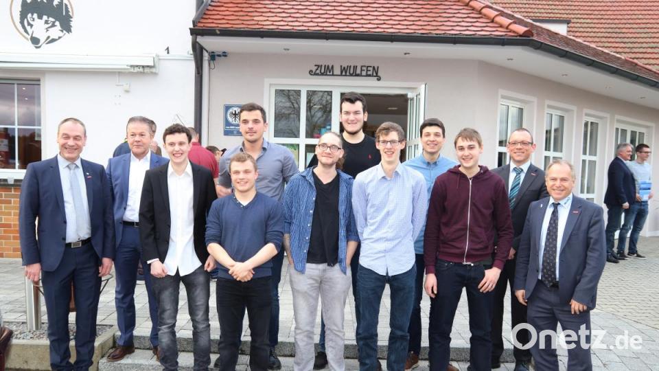 Die Chamer Prüfungsklasse hatte 10 Prüflinge. Prüfungsbester war Felix Konadl (3. v. links vorne ), einer von insgesamt vier Lehrlingen, die ihre Ausbildung bei der K+B E-Tech GmbH &amp; Co KG absolvierten. Bild: mfh