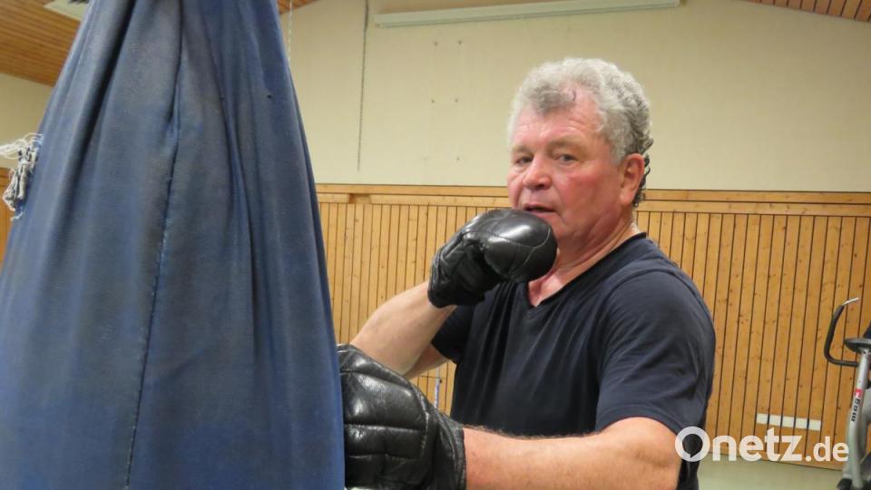 Der Gründer des Boxtrainings, Willi Dietz, zeigt, wie es richtig geht: Eine Hand muss auch beim Boxen mit dem Sandsack am Kinn bleiben. Bild: ubb
