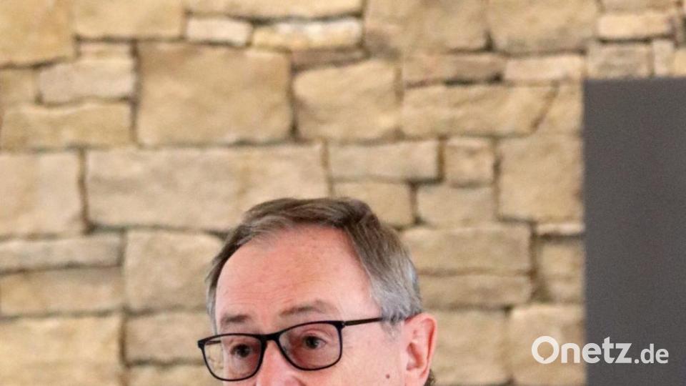 Der stellvertretende Landrat Hans Kummert überbrachte die Glückwünsche von Landrat Richard Reisinger und sprach die besten Wünsche für die Zukunft der jungen Leute aus. Bild: mfh