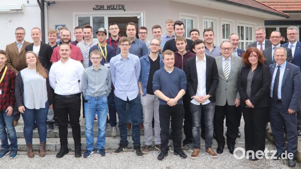 Mit der Freisprechfeier treten die 29 Azubis der Gesellenprüfung Winter 2019 in einen neuen Lebensabschnitt ein. Bild: mfh