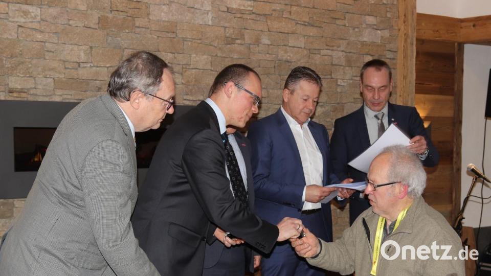 Johann Gruber wurde für seine 45-jährige Betriebszugehörigkeit geehrt. Bild: mfh