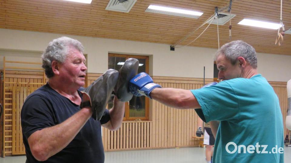 Willi Dietz und Gerhard Lösch (von links) sind nicht aus der Übung gekommen. Das dreiminütige Trainingsmatch läuft wie vor 40 Jahren ab. Bild: ubb