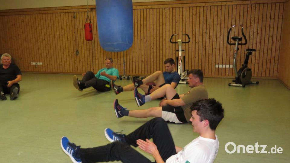 Mit anstrengenden Gymnastikübungen bereiten sich die Männer aufs nachfolgende Boxen vor. Bild: ubb