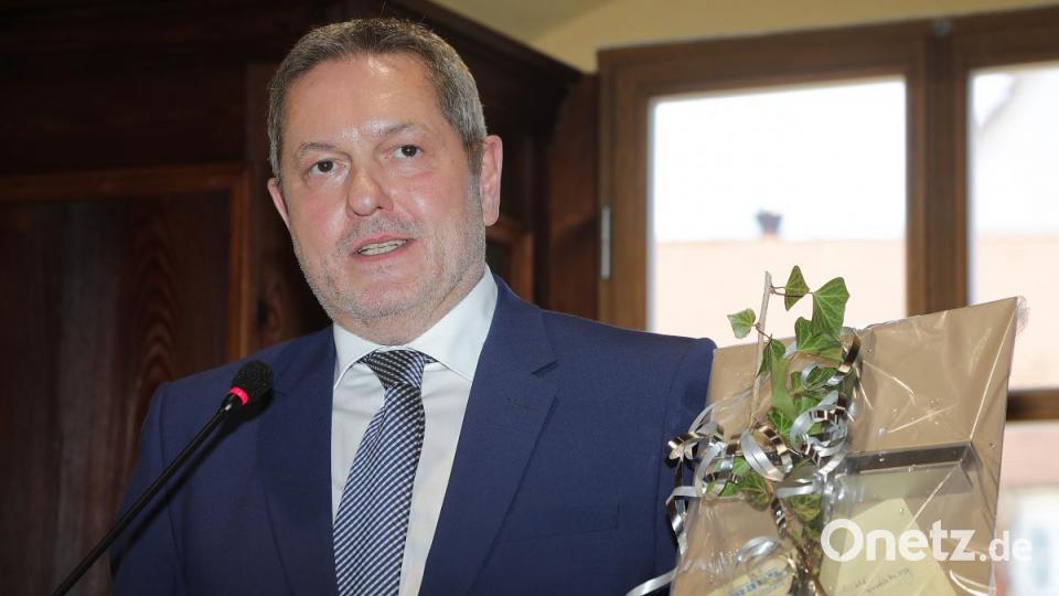 Bürgermeister Joachim Neuß zeigte sich erleichtert über den Abschluss der gelungenen Sanierung und zeigte ein Kreuz, das ein Präsent einer der mit den Arbeiten betrauten Firmen war. Bild: Wolfgang Steinbacher