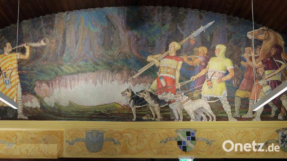 Das Bild an der Rückwand des Sitzungssaales zeigt eine Szene einer Jagd auf den Auerochsen, das Auerbacher Wappentier. Bild: Wolfgang Steinbacher