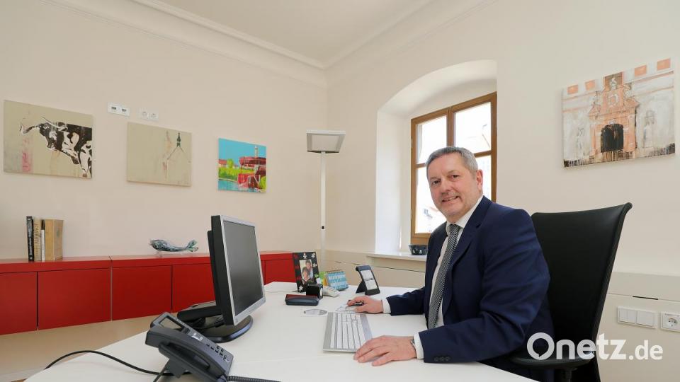 Hell wirkt jetzt vor allem auch das Büro vom Chef: Bürgermeister Joachim Neuß an seinem neuen Arbeitsplatz. Bild: Wolfgang Steinbacher