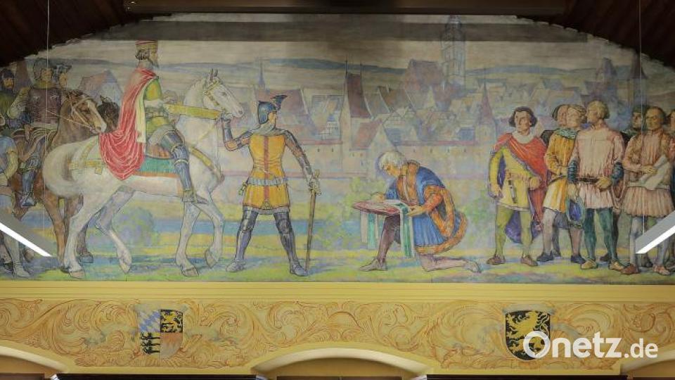 Das Bild an der Stirnseite des Sitzungssaales zeigt, wie Kaiser Karl IV. 1364 in Auerbach einzieht. Bild: Wolfgang Steinbacher