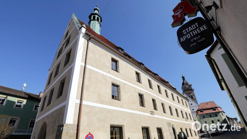 Das vormalige Rosa der Rathaus-Fassade ist einem dezenten Braunton gewichen, doch auch der kommt bei den Auerbachern gut an, wie Bürgermeister Joachim Neuß bei einer ersten Manöverkritik erfahren hat. Bild: Wolfgang Steinbacher