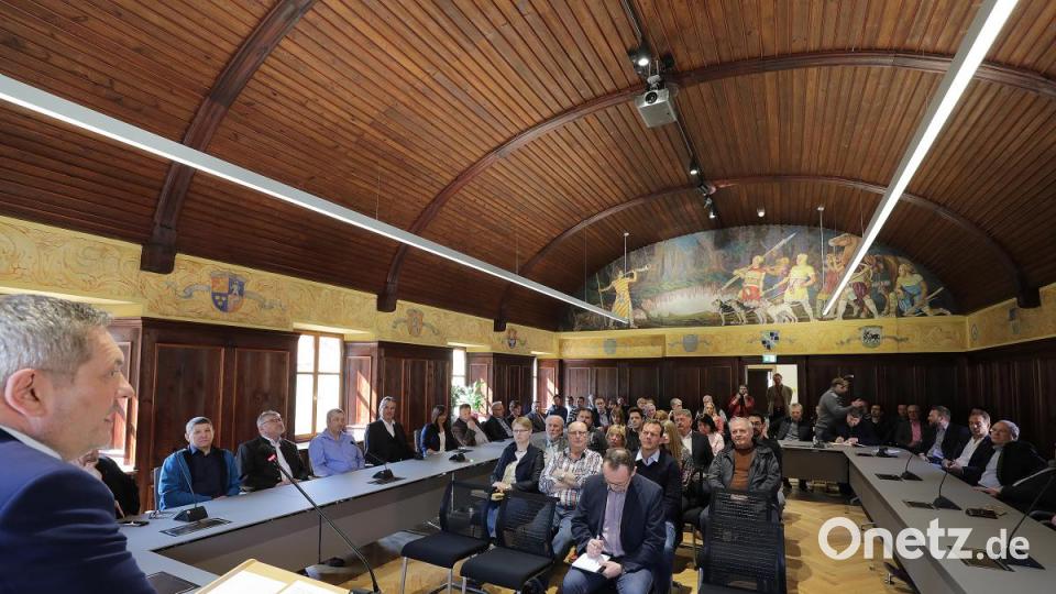 Der Sitzungssaal ist die gute Stube des Rathauses. „Erstmals können wir das Kuppelgewölbe wirklich sehen“, lenkte Bürgermeister Joachim Neuß (links) bei der Einweihung die Aufmerksamkeit nach oben. Und jetzt merke man, wie sehr es den Saal in seinem ursprünglichen historischen Charme betone. Bild: Wolfgang Steinbacher