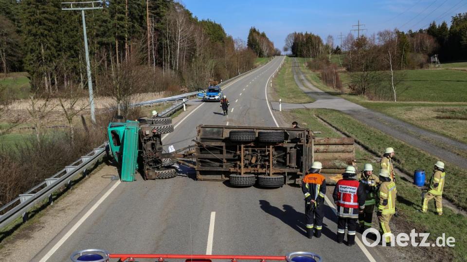 Der umgestürzte Unimog und der mit Holz beladene Anhänger blockierten über Stunden die Fahrbahn. Bild: rw