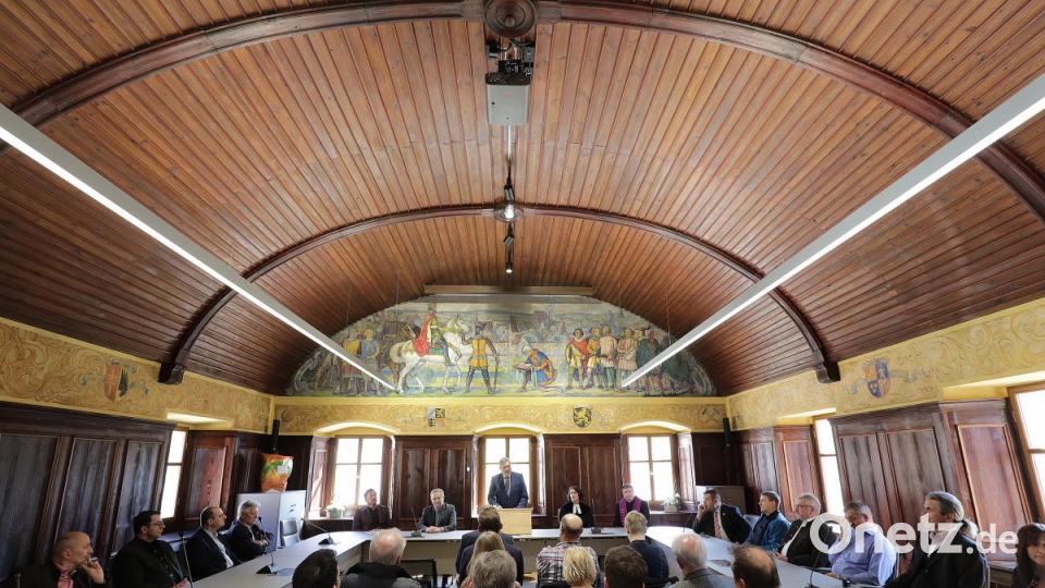 Der Sitzungssaal ist die gute Stube des Rathauses. „Erstmals können wir das Kuppelgewölbe wirklich sehen“, lenkte Bürgermeister Joachim Neuß bei der Einweihung die Aufmerksamkeit nach oben. Und jetzt merke man, wie sehr es den Saal in seinem ursprünglichen historischen Charme betone. Bild: Wolfgang Steinbacher
