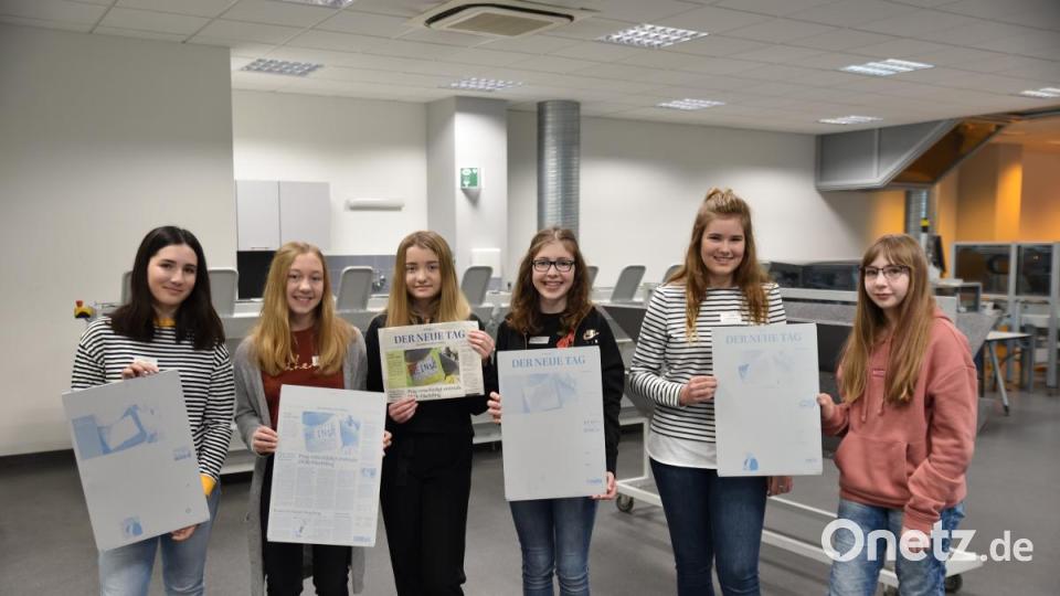 Vier Grundfarben und viele kleine Teile ergeben eine Zeitung: Die Mädchen hatten beim Zukunftstag im Druckzentrum sichtlich Spaß. Bild: Tobias Schwarzmeier