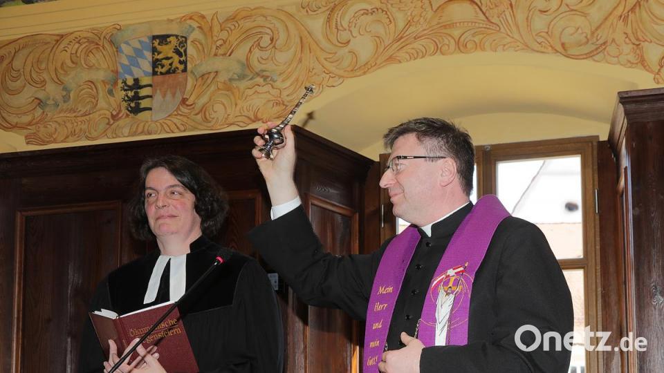Pfarrerin Helga von Niedner und Dekan Markus Flasinski nahmen die Segnung des sanierten Rathauses vor. Bild: Wolfgang Steinbacher