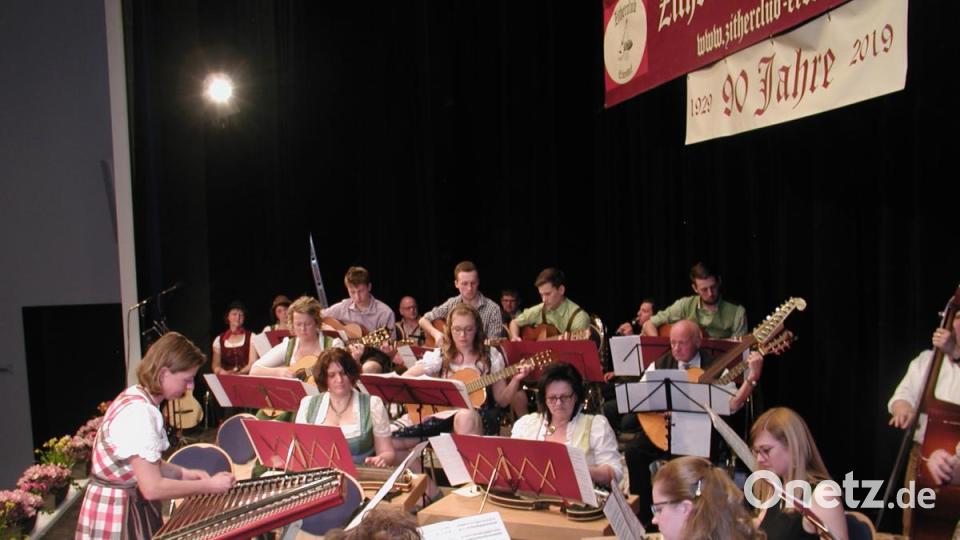 Mit einem sehr "vielsaitigen" Programm feierte der Erbendorfer Zitherclub sein 90jähriges Bestehen. Bild: ld