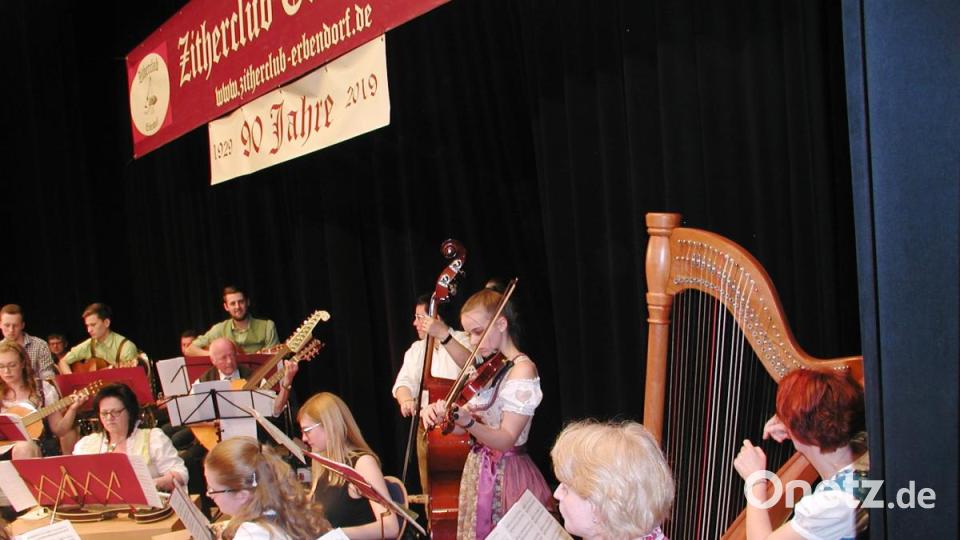 Junge Musikerinnen und Musiker prägen das Bild des Zitherclubs. Es ist HInweis auf eine sehr intensive Jugendarbeit.. Bild: ld