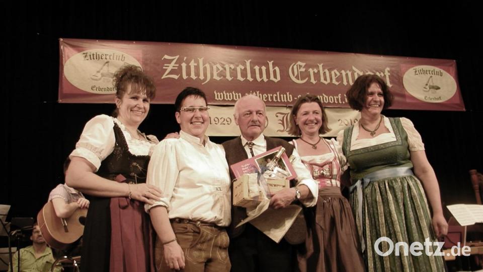 Einen großen Tag hatte Ur-Gestein Hans Zaus, Er wurde zum Ehrenmitglied ernannt. Die Ehrung wurde mit einem selbst gedichtetem Lied unter anderem von Vorsitzender Heidi Banzer (links) und Dirigentin Veronika Hille (Zweite von rechts) umrahmt. Bild: ld