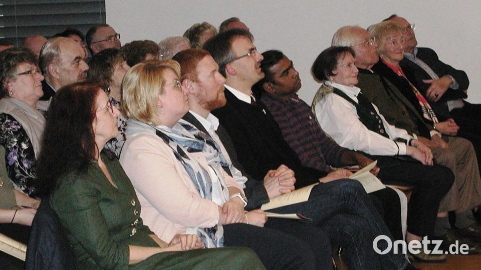 In der ersten Reihe der bis auf den letzten Platz besetzten Stadthalle nahmen zahlreiche Ehrengäste aus der Politik und der Kirche Platz. Vorne Kreisheimatpflegerin Monika Kunz. Bild: ld