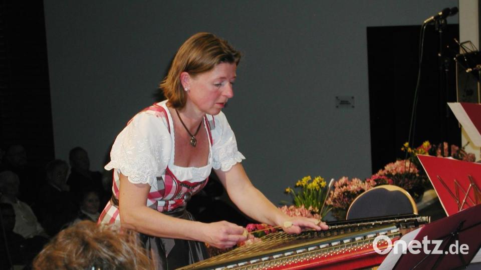 Veronika Hille leitet das Ensemble sehr engagiert , spielt selbst mit auf dem Hackbrett und setzt daneben gestenreiche Akzente, um eine möglichst lebendige Dynamik zu erreeichen. Bild: ld