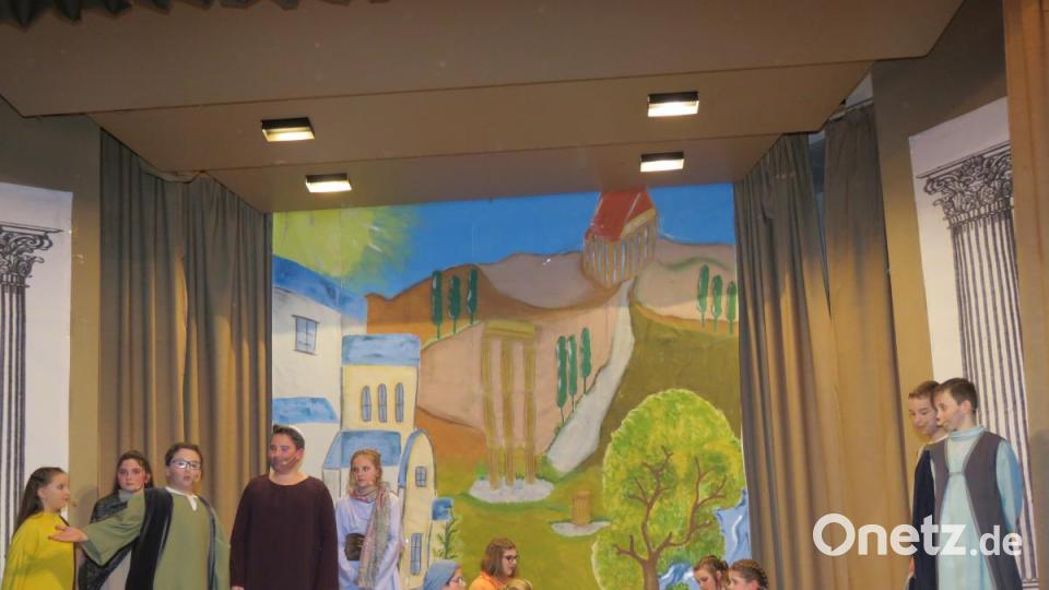 Manches Mal verschmolzen die schönen Szenen regelrecht mit dem gelungenen Bühnenbild. Bild: ubb