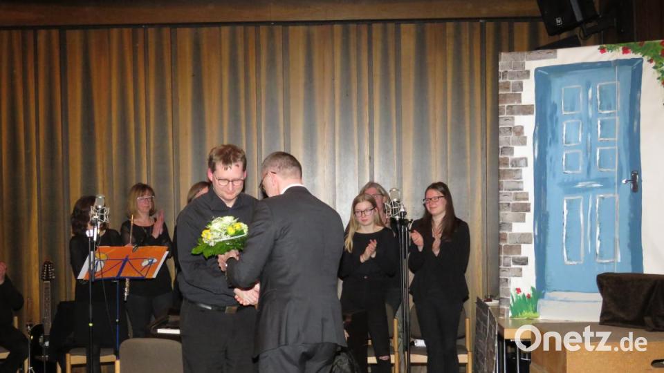 Pfarrer Thomas Vogl schenkte Andreas Sagstetter (von rechts) zum Dank Blumen. Bild: ubb