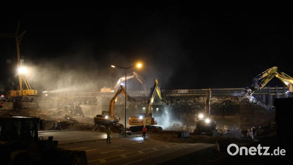 Vier Bagger reißen die Autobahnbrücke der A3 ab. Bild: Alexander Auer