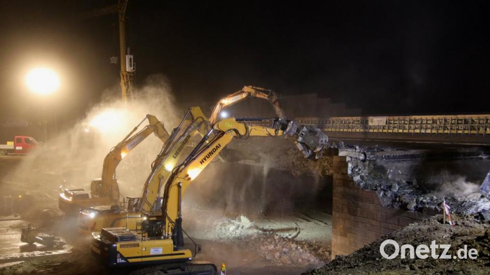 Vier Bagger reißen die Autobahnbrücke der A3 ab. Bild: Alexander Auer