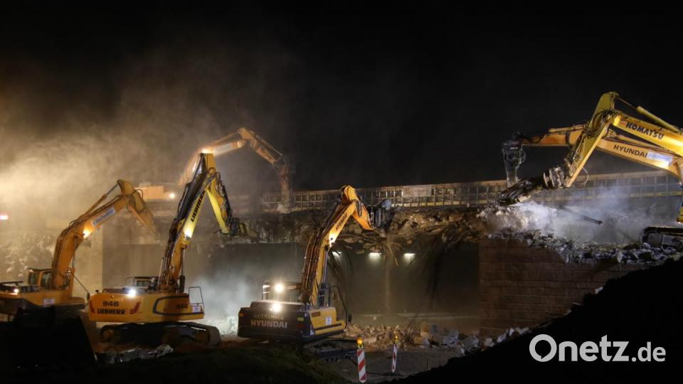 Vier Bagger reißen die Autobahnbrücke der A3 ab. Bild: Alexander Auer