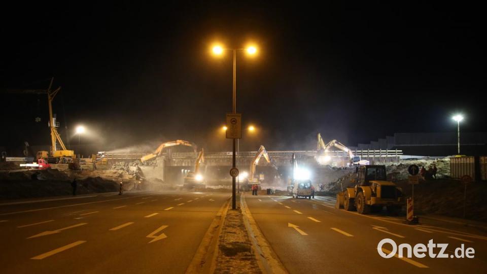 Vier Bagger reißen die Autobahnbrücke der A3 ab. Bild: Alexander Auer