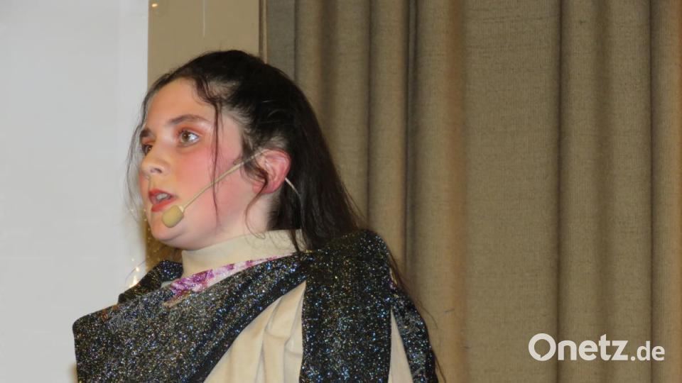 Lydia (Sophia Gmeiner) sang von ihrer Sehnsucht nach dem richtigen Gott. Bild: ubb