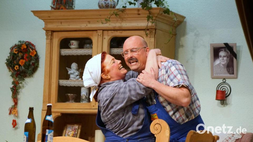 Der Bürstenbinder Sepp (Frank Schultes) in den Gängen von Magd Stade (Esther Späth-Schöckelmann). Bild: bkr