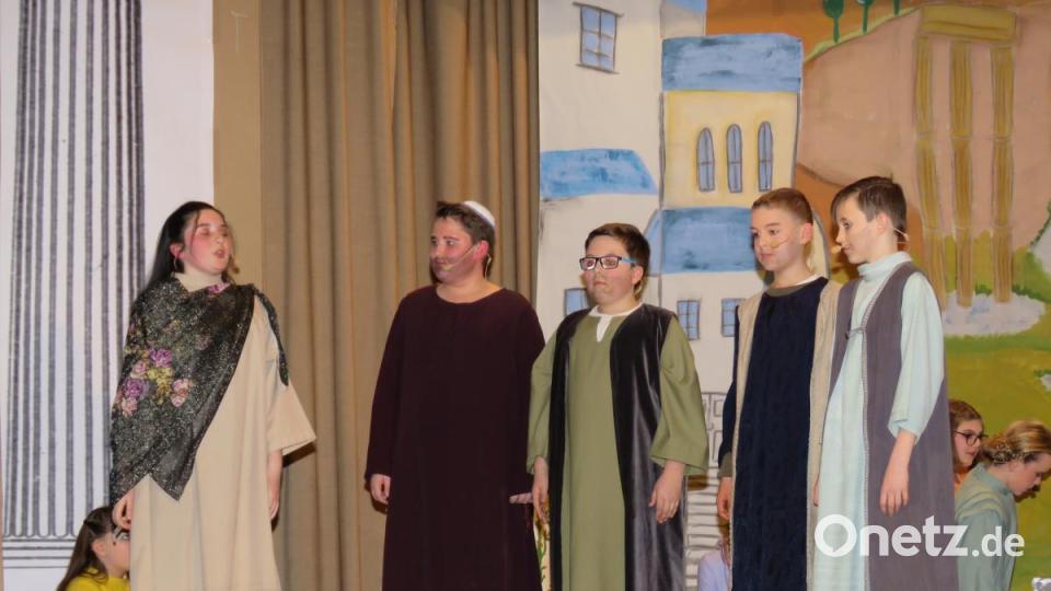 Lydia (Sophia Gmeiner) sagt Paulus (Leopold Tippmann, Dritter von links) und den Männern, dass sie Christin werden möchte. Bild: ubb